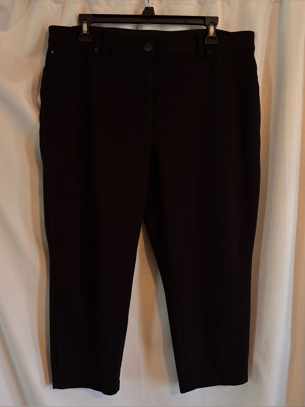 Chico's So Slimming Black Cropped  Pants ~ Size 2.5. Capris, Casual, Soft, Slim